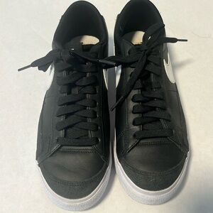 Nike shoes in size 6.5 black